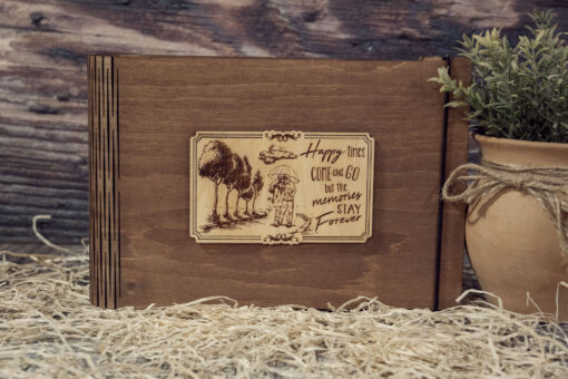 Album foto din lemn VintageBox realizat prin gravare model Amintiri de la inceput