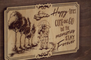 Album foto din lemn VintageBox realizat prin gravare model Amintiri de la inceput