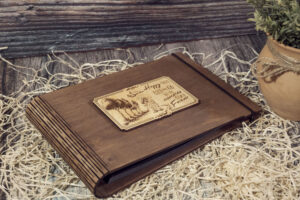 Album foto din lemn VintageBox realizat prin gravare model Amintiri de la inceput