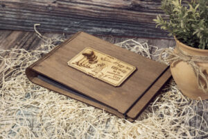 Album foto din lemn VintageBox realizat prin gravare model Amintiri de la inceput