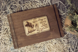 Album foto din lemn VintageBox realizat prin gravare model Amintiri de la inceput