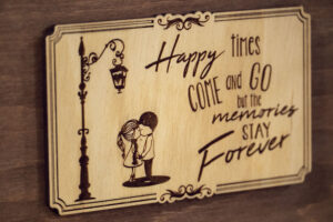 Album foto din lemn VintageBox realizat prin gravare model Copii sub felinar