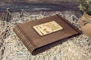 Album foto din lemn VintageBox realizat prin gravare model Copii sub felinar