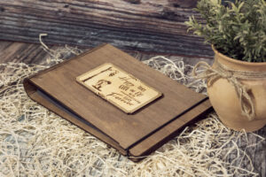 Album foto din lemn VintageBox realizat prin gravare model Copii sub felinar
