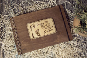 Album foto din lemn VintageBox realizat prin gravare model Copii sub felinar