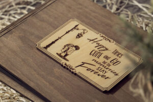 Album foto din lemn VintageBox realizat prin gravare model Copii sub felinar