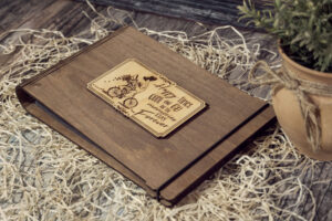 Album foto din lemn VintageBox realizat prin gravare model Fericire din prima zi