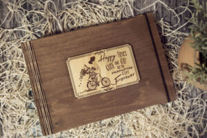 Album foto din lemn VintageBox realizat prin gravare model Fericire din prima zi