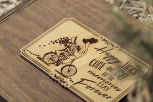 Album foto din lemn VintageBox realizat prin gravare model Fericire din prima zi