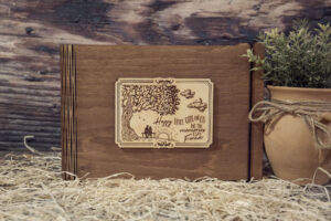 Album foto din lemn VintageBox realizat prin gravare model Doi pe o banca