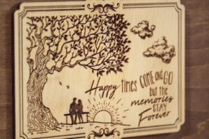 Album foto din lemn VintageBox realizat prin gravare model Doi pe o banca