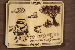 Album foto din lemn VintageBox realizat prin gravare model Just Married