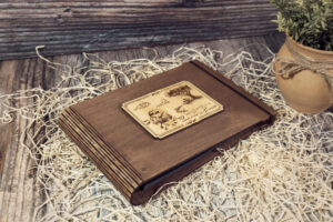 Album foto din lemn VintageBox realizat prin gravare model Just Married