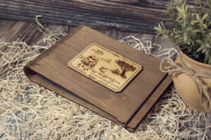 Album foto din lemn VintageBox realizat prin gravare model Just Married