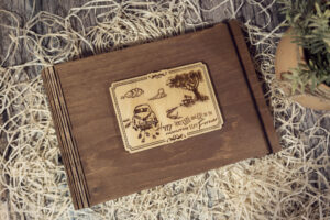 Album foto din lemn VintageBox realizat prin gravare model Just Married