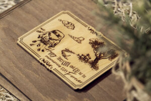 Album foto din lemn VintageBox realizat prin gravare model Just Married