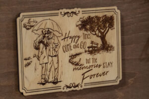 Album foto din lemn VintageBox realizat prin gravare model Doi sub umbrela