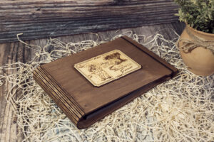 Album foto din lemn VintageBox realizat prin gravare model Doi sub umbrela