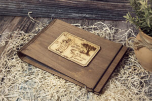 Album foto din lemn VintageBox realizat prin gravare model Doi sub umbrela