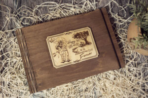 Album foto din lemn VintageBox realizat prin gravare model Doi sub umbrela