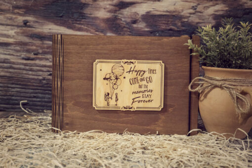 Album foto din lemn VintageBox realizat prin gravare model Esti Universul Meu