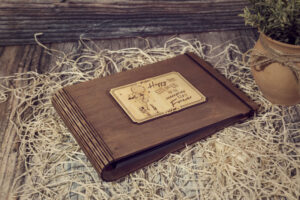 Album foto din lemn VintageBox realizat prin gravare model Esti Universul Meu