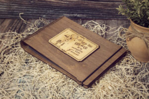 Album foto din lemn VintageBox realizat prin gravare model Esti Universul Meu