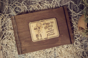 Album foto din lemn VintageBox realizat prin gravare model Esti Universul Meu