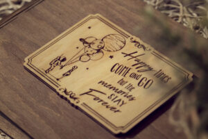 Album foto din lemn VintageBox realizat prin gravare model Esti Universul Meu