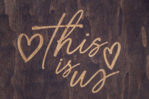 Album foto din lemn VintageBox realizat prin gravare model This is Us - Dark Collection