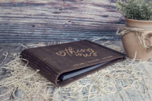 Album foto din lemn VintageBox realizat prin gravare model This is Us - Dark Collection