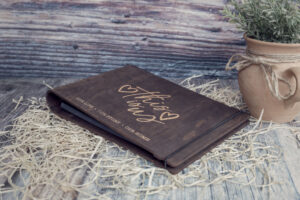 Album foto din lemn VintageBox realizat prin gravare model This is Us - Dark Collection