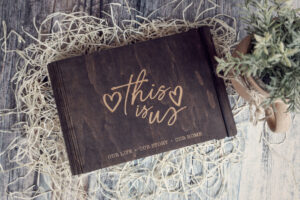 Album foto din lemn VintageBox realizat prin gravare model This is Us - Dark Collection