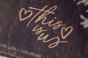 Album foto din lemn VintageBox realizat prin gravare model This is Us - Dark Collection