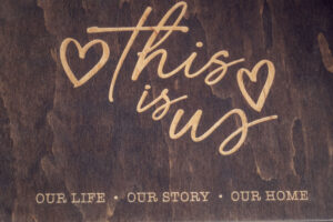 Album foto din lemn VintageBox realizat prin gravare model This is Us - Dark Collection