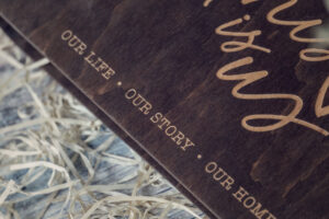 Album foto din lemn VintageBox realizat prin gravare model This is Us - Dark Collection