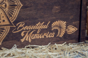Album foto din lemn VintageBox realizat prin gravare model Mandala - Dark Collection