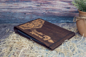 Album foto din lemn VintageBox realizat prin gravare model Mandala - Dark Collection