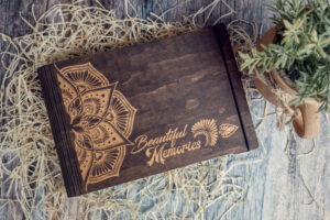 Album foto din lemn VintageBox realizat prin gravare model Mandala - Dark Collection