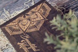 Album foto din lemn VintageBox realizat prin gravare model Mandala - Dark Collection