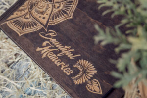 Album foto din lemn VintageBox realizat prin gravare model Mandala - Dark Collection