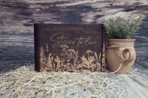 Album foto din lemn VintageBox realizat prin gravare model Flori de Camp - Dark Collection