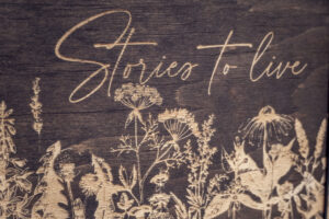 Album foto din lemn VintageBox realizat prin gravare model Flori de Camp - Dark Collection