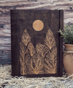 Agendă A5 din lemn, VintageBox, model Full Moon in the Forest - Colectia White on Black