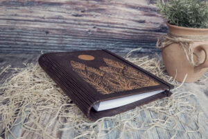 Agendă A5 din lemn, VintageBox, model Full Moon in the Forest - Colectia White on Black