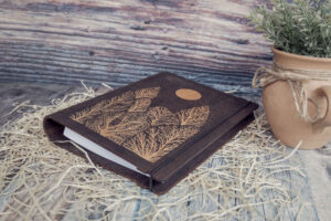 Agendă A5 din lemn, VintageBox, model Full Moon in the Forest - Colectia White on Black