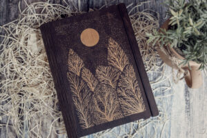 Agendă A5 din lemn, VintageBox, model Full Moon in the Forest - Colectia White on Black