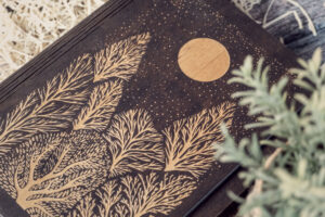 Agendă A5 din lemn, VintageBox, model Full Moon in the Forest - Colectia White on Black