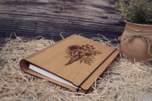 Agenda A5 din lemn, VintageBox, model Flori de Camp