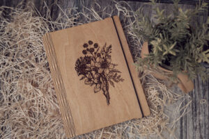 Agenda A5 din lemn, VintageBox, model Flori de Camp
